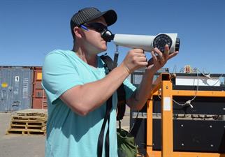 Surveyer using handheld ollfactometer